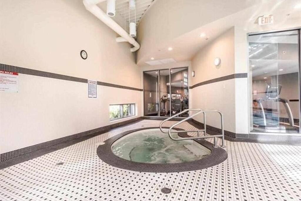 Lovely One-Bedroom Apartment With Pool, Hot Tub, And Gym In The Heart Of Downtown, Skytrain 3Min Away Ванкувер Екстер'єр фото