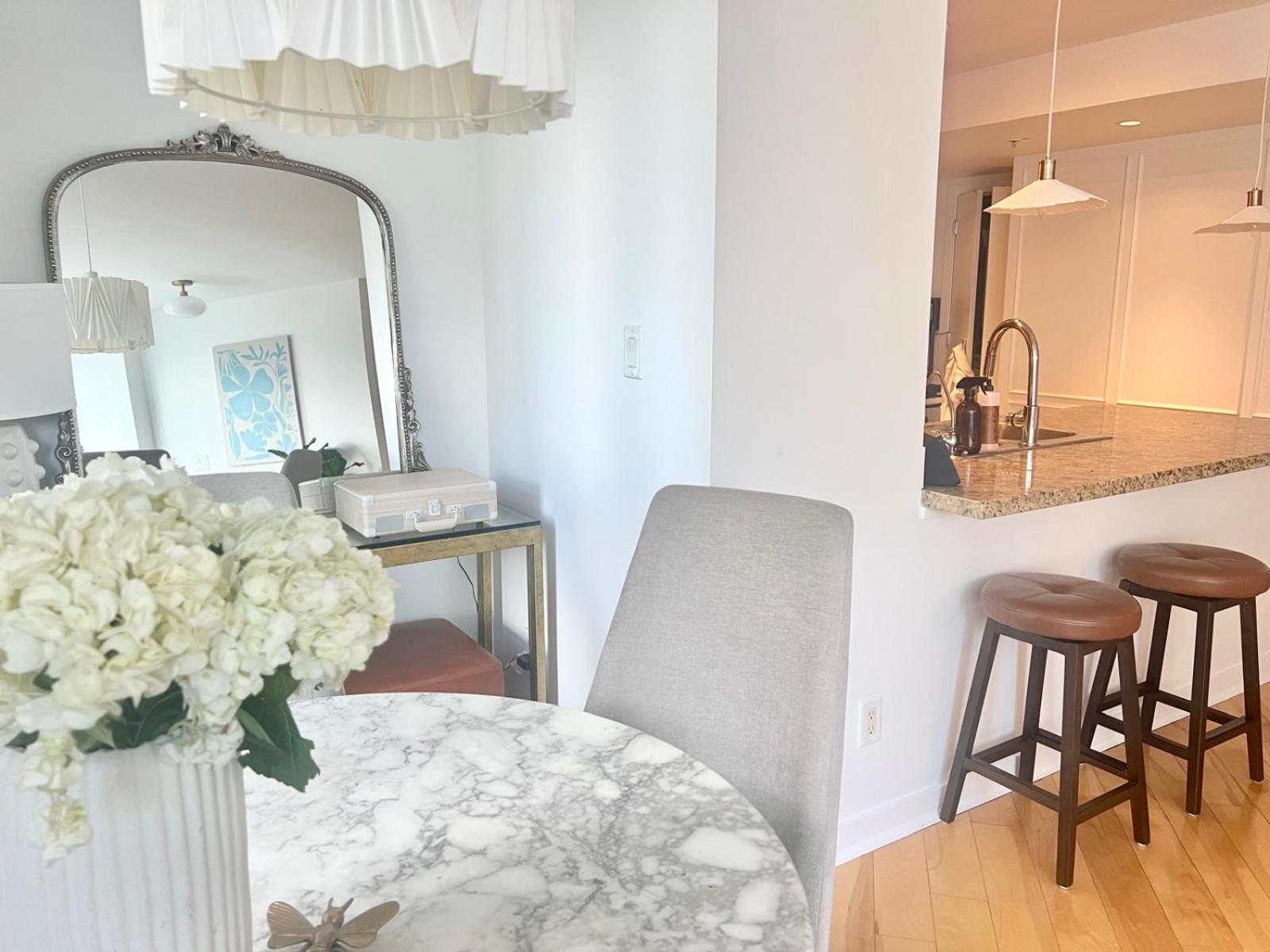 Lovely One-Bedroom Apartment With Pool, Hot Tub, And Gym In The Heart Of Downtown, Skytrain 3Min Away Ванкувер Екстер'єр фото