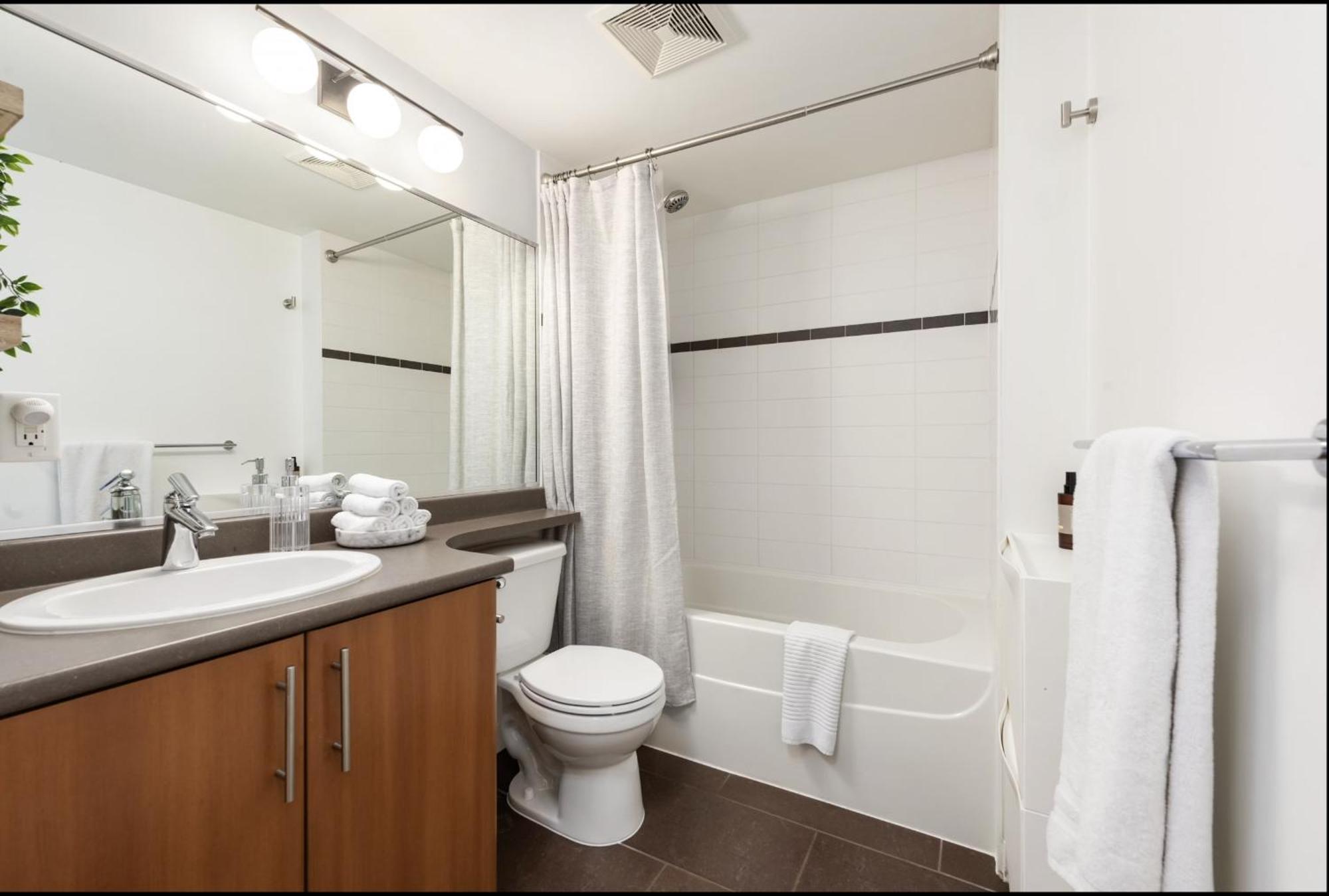 Lovely One-Bedroom Apartment With Pool, Hot Tub, And Gym In The Heart Of Downtown, Skytrain 3Min Away Ванкувер Екстер'єр фото